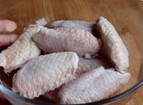 如何做咸蛋黄焗鸡翅