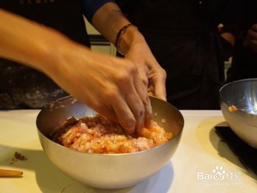 水晶蟹粉小笼包