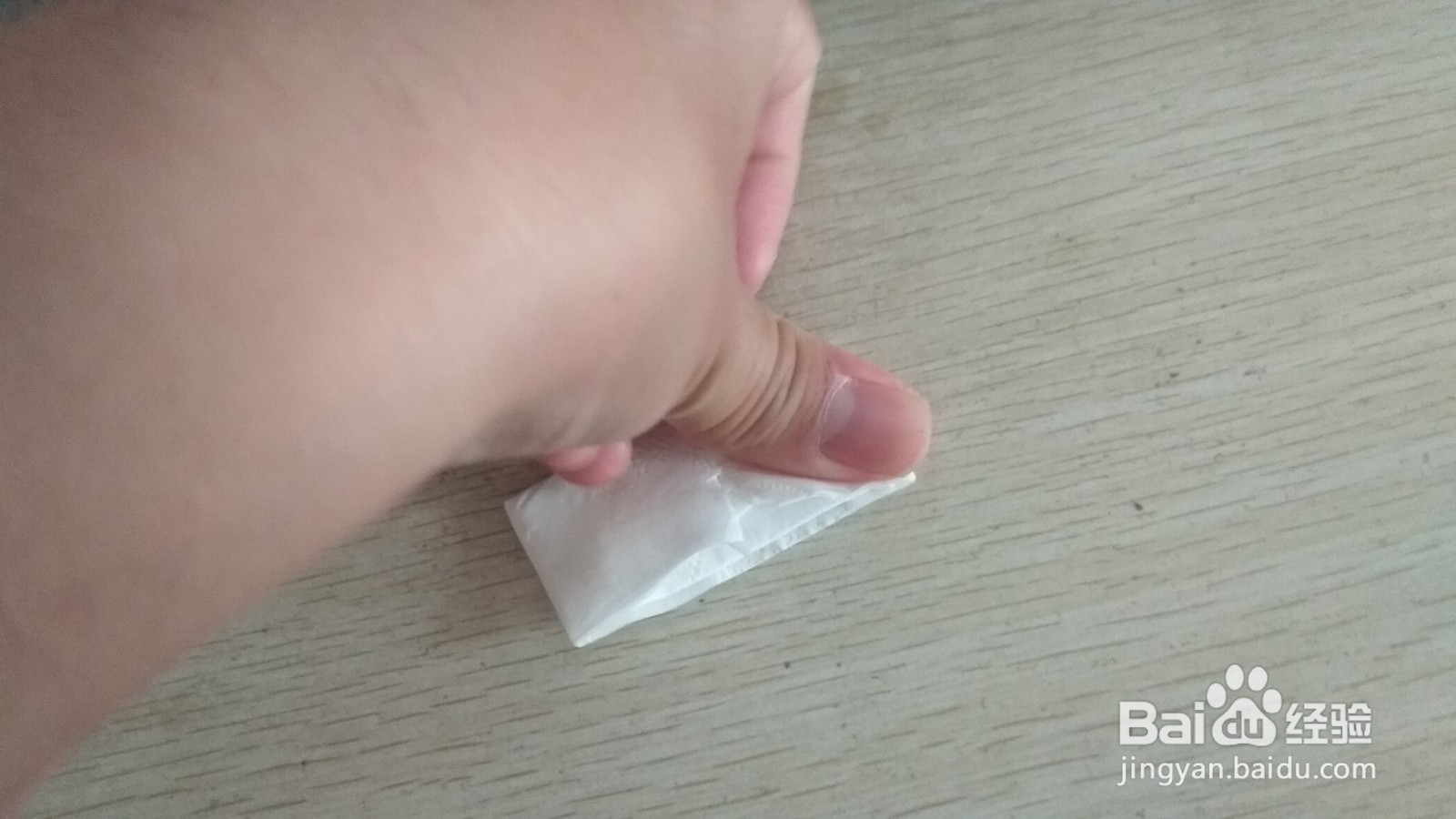 如何用一张长方形手纸做简易的中性笔的支架