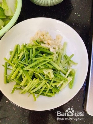 怎么做好吃的香芹炒肉家常下饭菜！