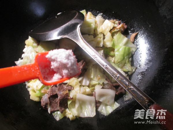 榨菜丝牛肉炒圆白菜