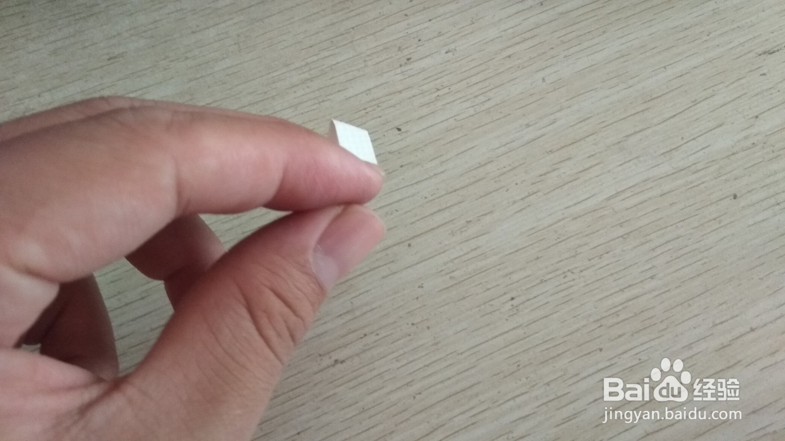如何用两块小长方形水彩画纸做简易的手机支架