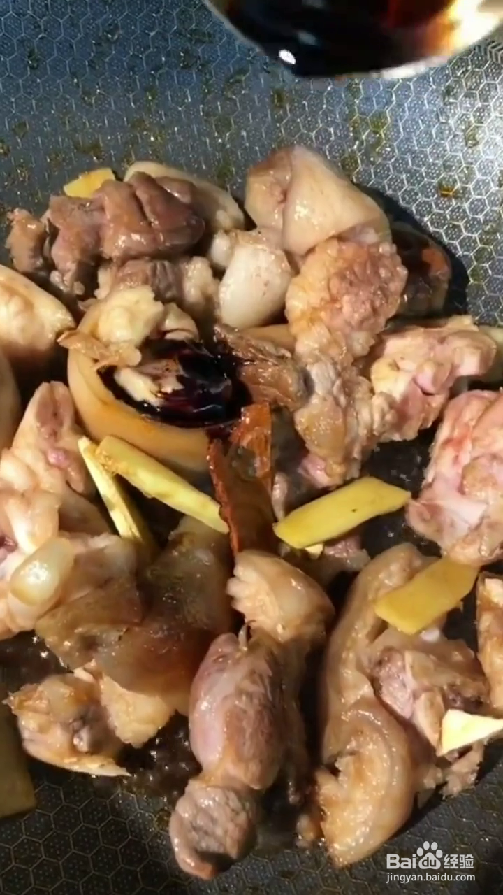 如何制作软烂入味的黄豆猪脚