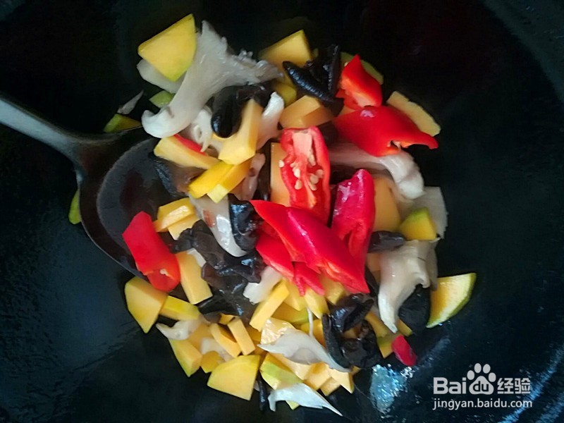 怎么做营养好吃的蘑菇黑木耳嫩南瓜