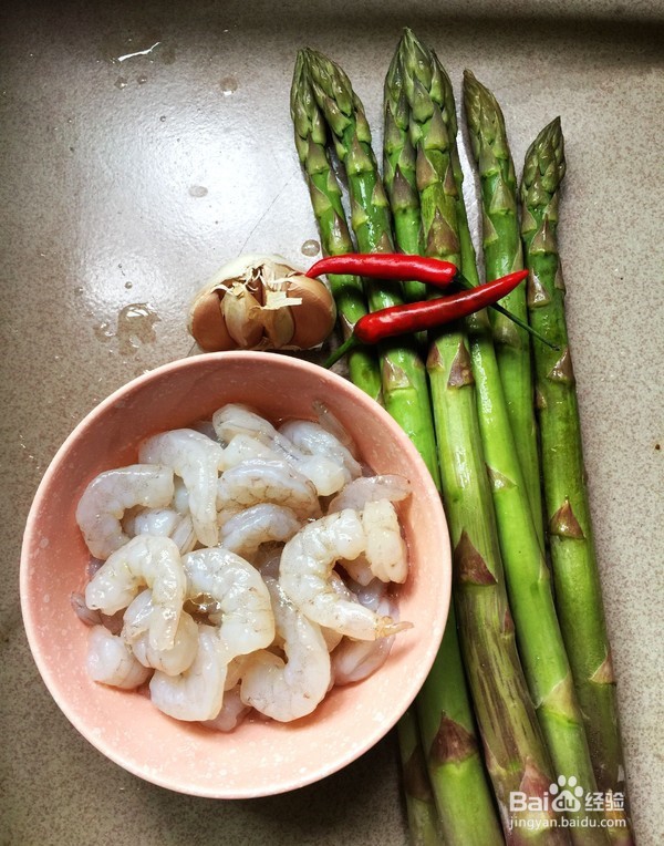 芦笋炒虾球的制作方法