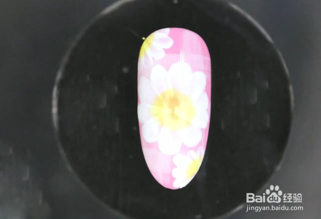 怎样做粉色格子花卉美甲？