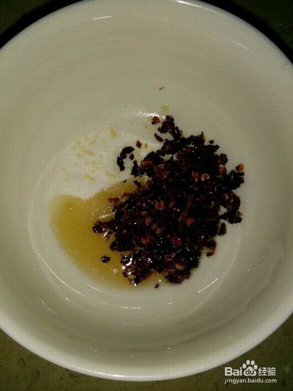 白灼茼蒿蘸糊辣香油碟