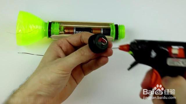 用塑料瓶做手电筒,最后的结果“亮”了。