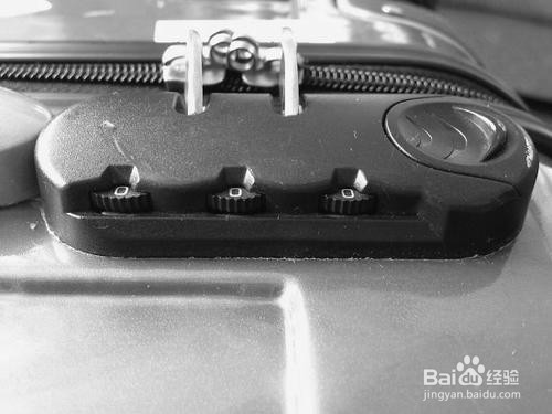 行李箱卡扣一侧按不下去