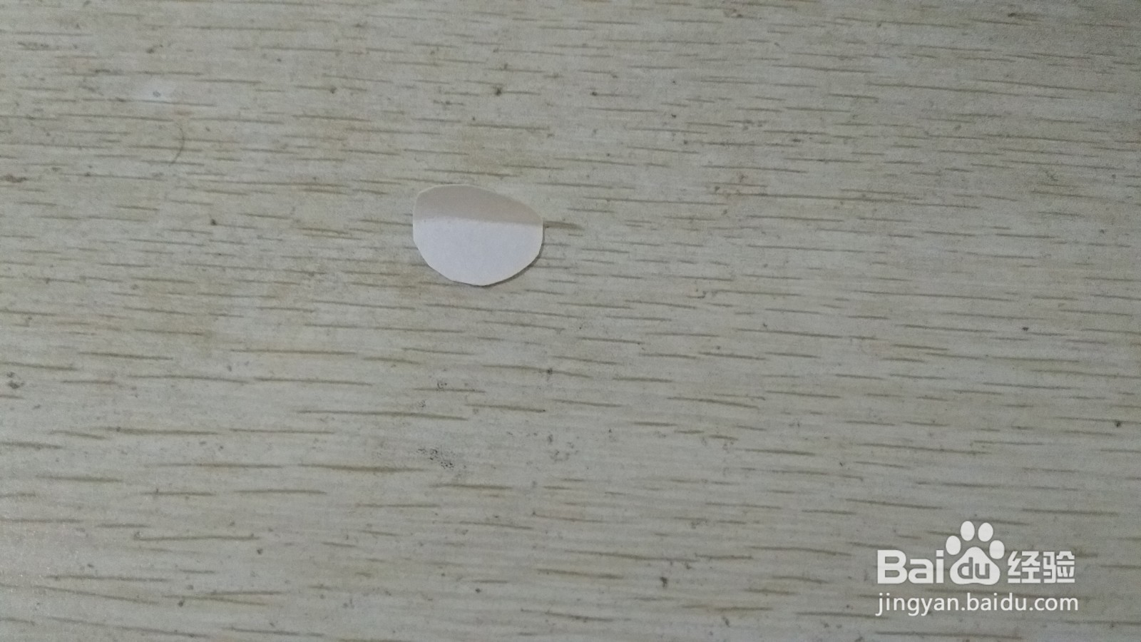 如何用数据线绑绳和圆形画纸做简易的钢笔支架