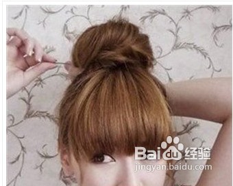 时尚可爱花苞头的扎法