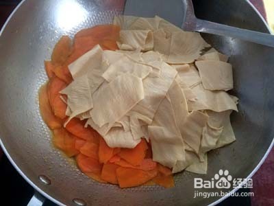 <b>胡萝卜炒豆腐皮的做法</b>