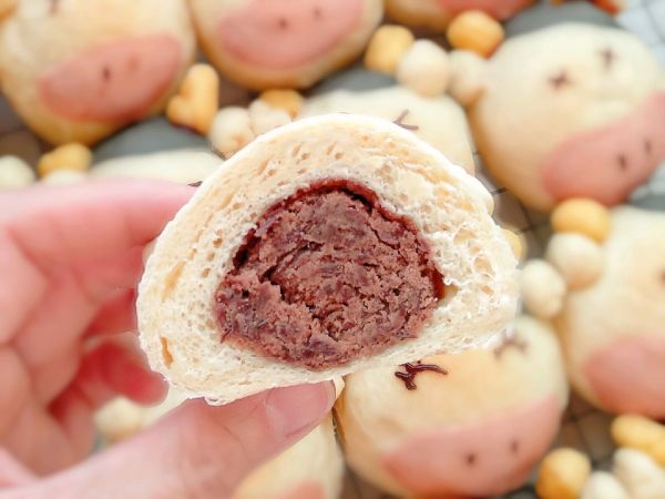 丑萌奶牛豆沙面包
