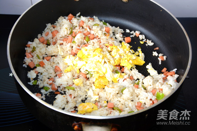 色香味俱全的扬州炒饭