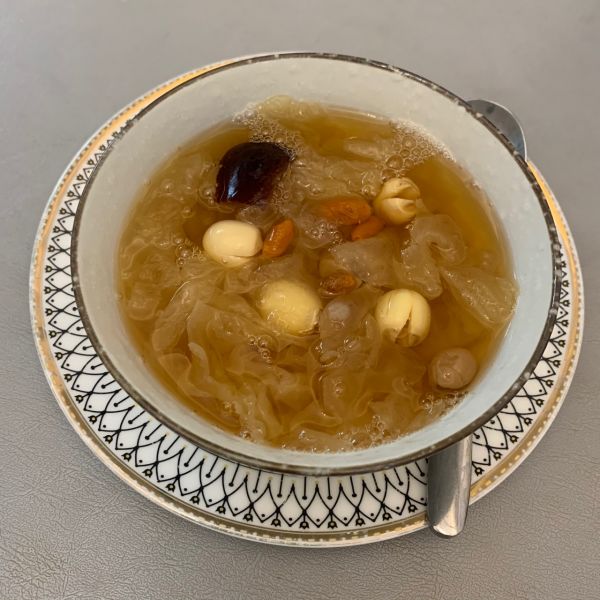 莲子桂圆银耳糖水