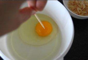 如何做出不用油煎的早餐鸡蛋