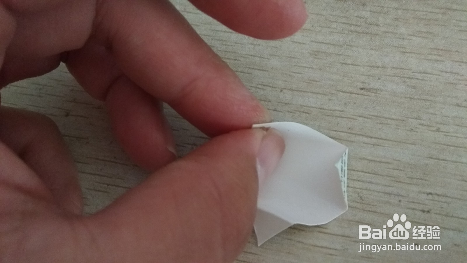 如何用一个三角形硬卡纸做简易的中性笔的支架
