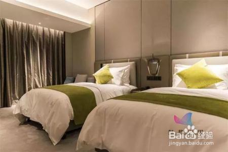 酒店客房床尾为什么要放一块布?很多人都不清楚…