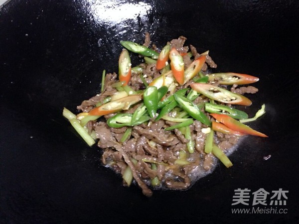 芹菜炒牛肉的做法
