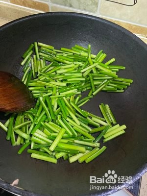 干煸蒜薹肉丝的做法
