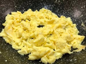 蒜苔炒鸡蛋的做法