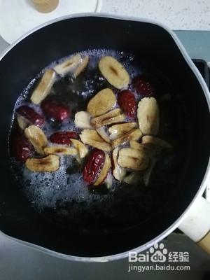 胜过100张面膜的牛奶桃胶糖水的做法