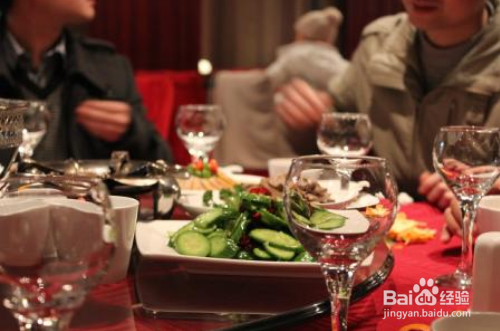 公司好友聚餐如何避免被劝酒喝醉?