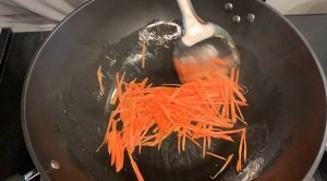 鱼香炒蛋的做法