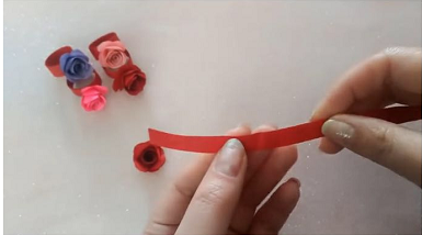 折纸：2分钟折出一个漂亮的玫瑰花戒指