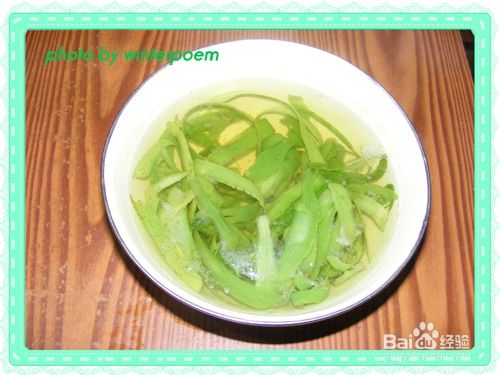 简单制作给宝宝祛痱的丝瓜皮水