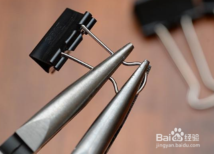 用办公铁夹制作手机、平板支架