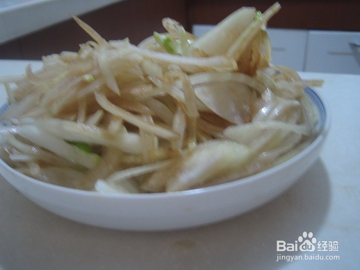 老年人怎样拌洋葱凉菜