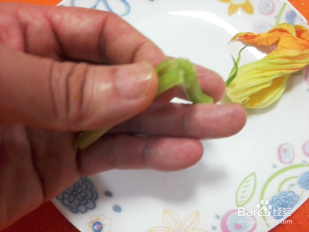 南瓜花炒腊肉的做法