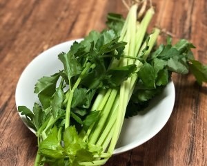怎么做美味的芹菜粒炒牛肉末