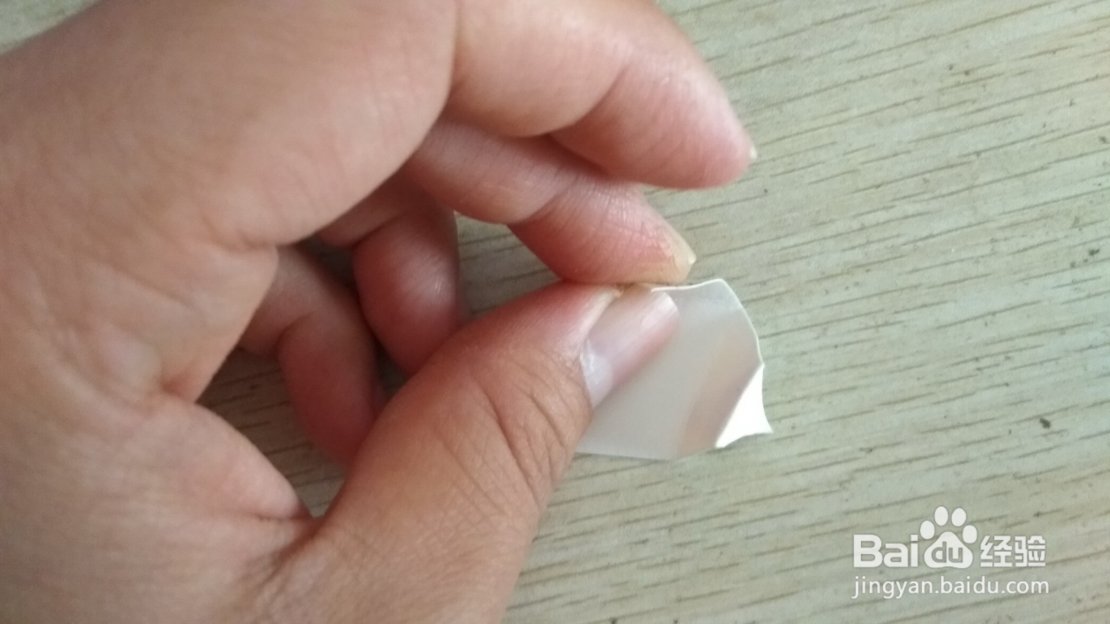 如何用一个三角形硬卡纸做简易的中性笔的支架