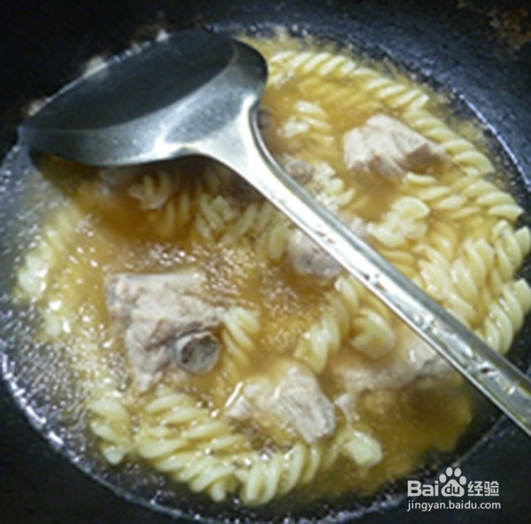 制作美味的排骨螺丝面