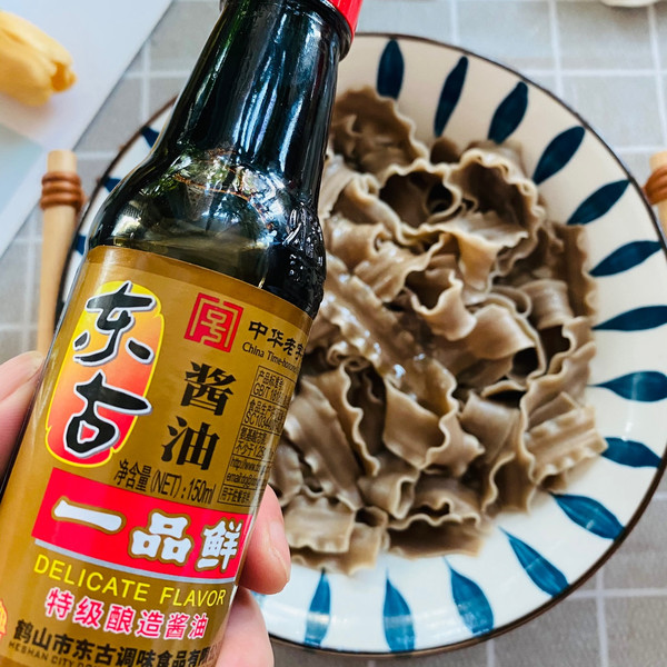 西红柿鸡蛋生菜卤牛肉煮荞麦刀削面