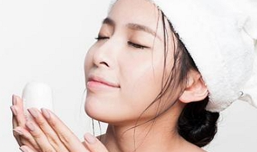 化妆卡粉浮粉的原因