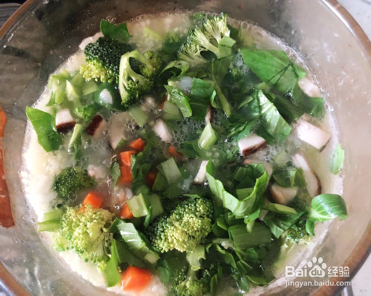 如何制作一份海鲜蔬菜粥？