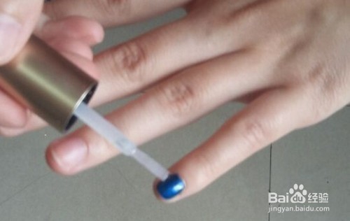 如何涂出漂亮的指甲