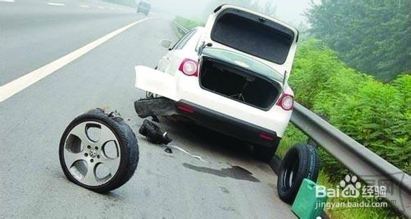 高速路上出现交通意外如何正确处理?