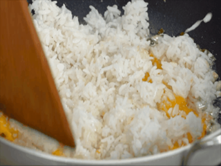 油泼虾仁炒饭怎么做？