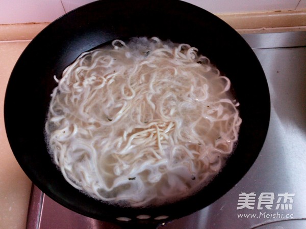 雪菜虾仁面的做法