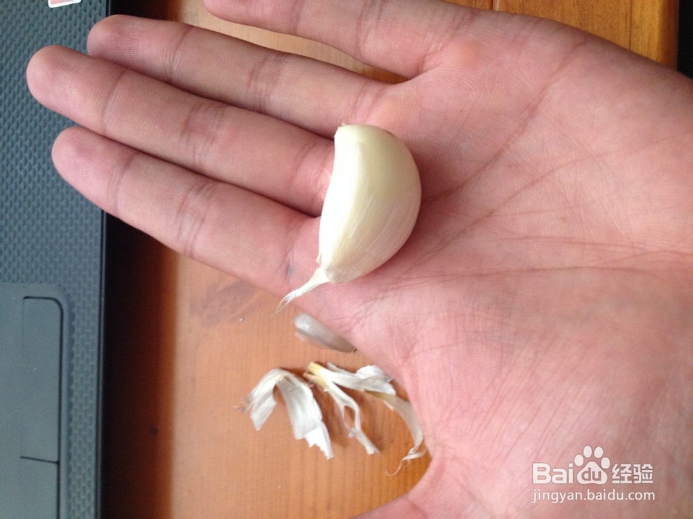 不用泡水,一样可以剥蒜壳