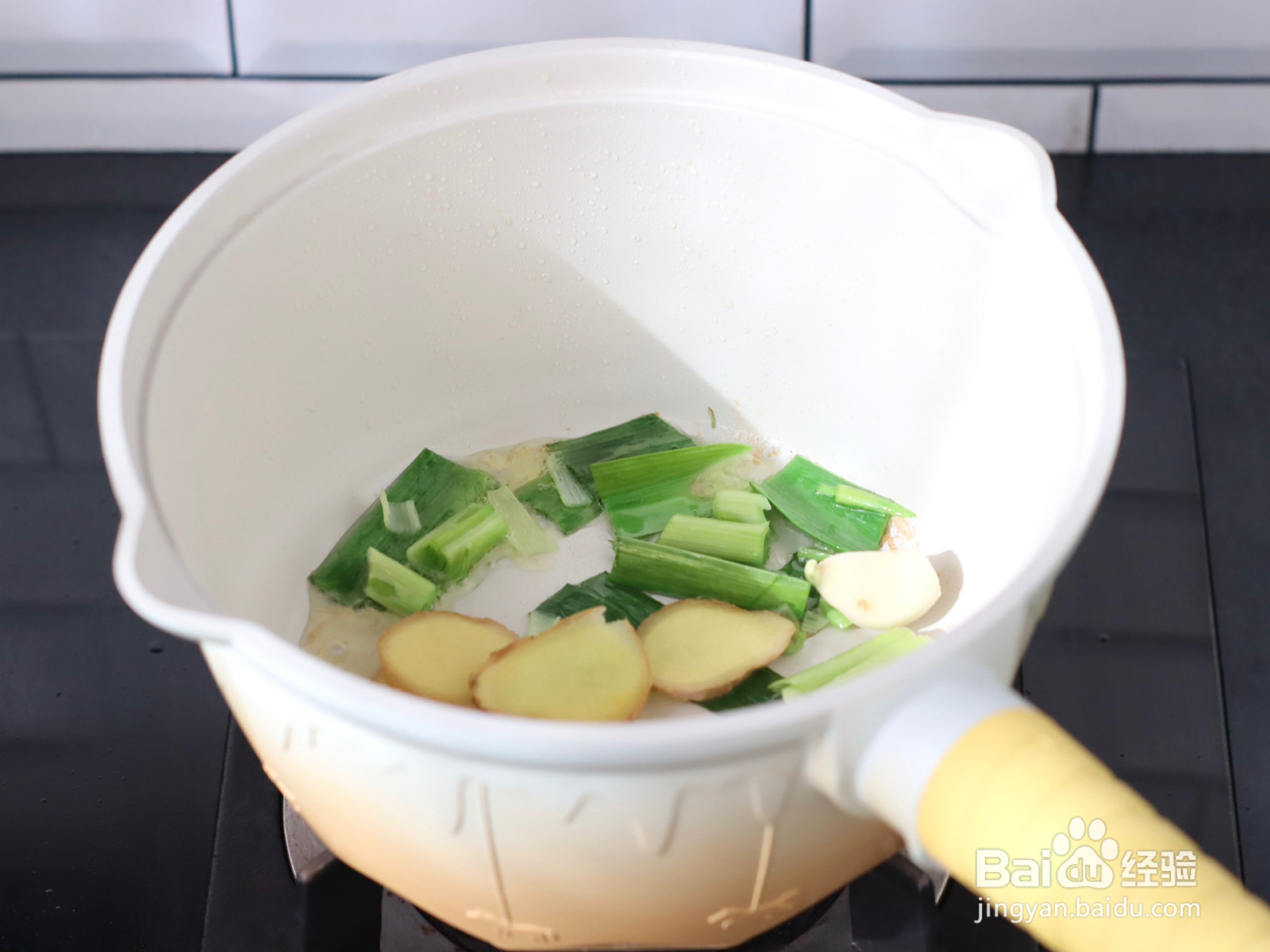 嫩滑鲜香的比目鱼豆腐煲的做法