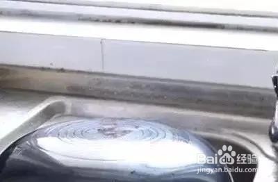 炒菜锅用久了,底下黑垢顽固要怎么清洁
