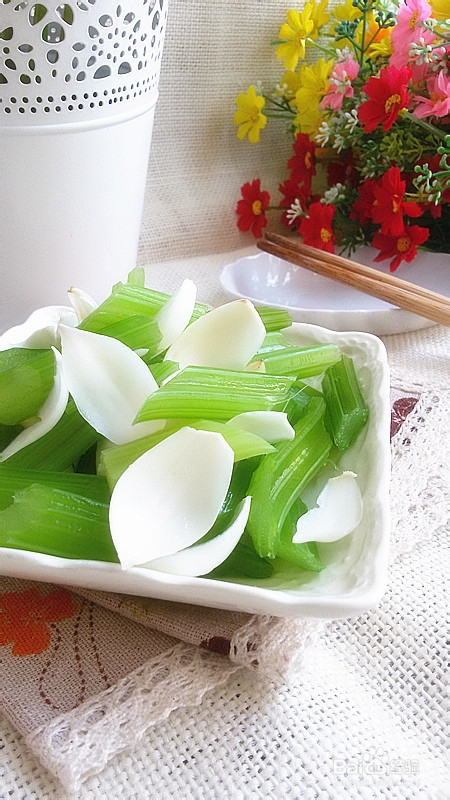 健康简单的素菜——西芹百合