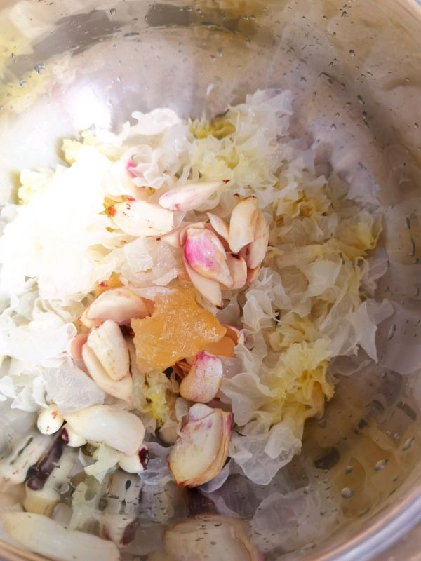 燕窝莲子百合银耳羹