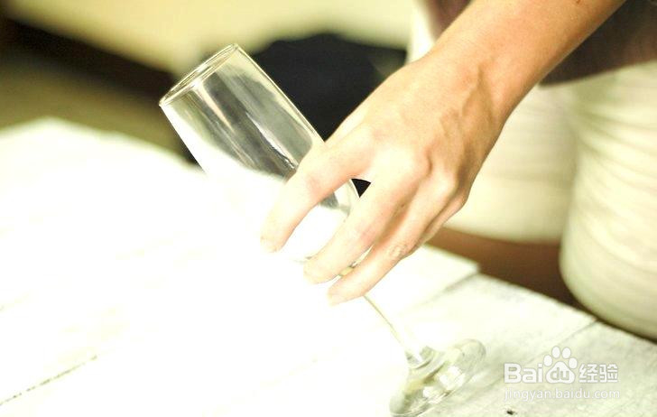 正确地倒一杯香槟酒