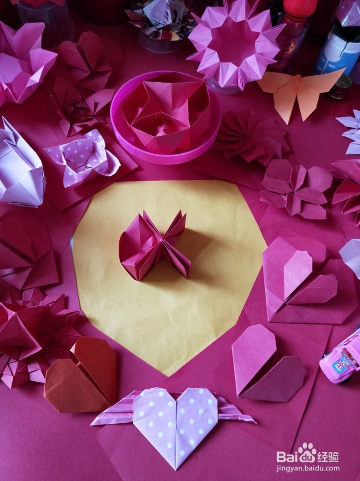 工艺美术馆：圆形多格彩盒。